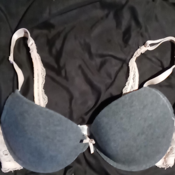 a grey and pink bra - Picture 2 of 3